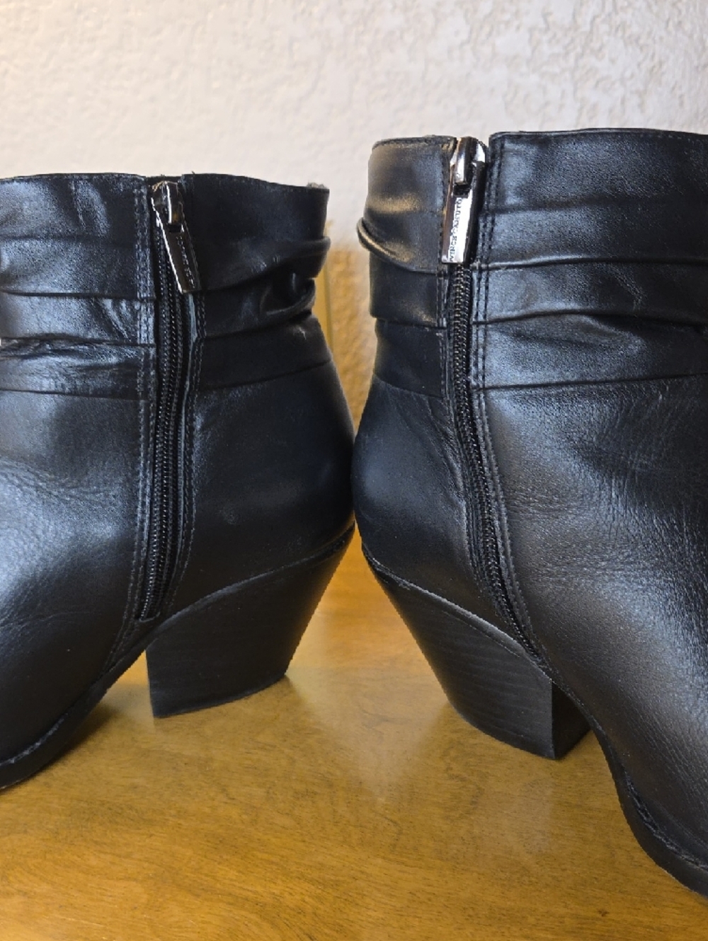 Vince Camuto Black Leather Pointed Ankle Booties 6.5 - Picture 5 of 9